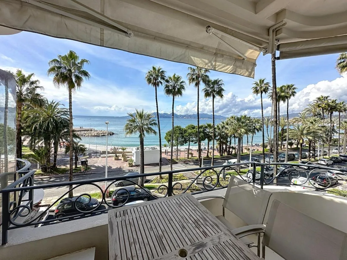 Image 5 of Modern 2-Bedroom Stunning Sea View on La Croisette