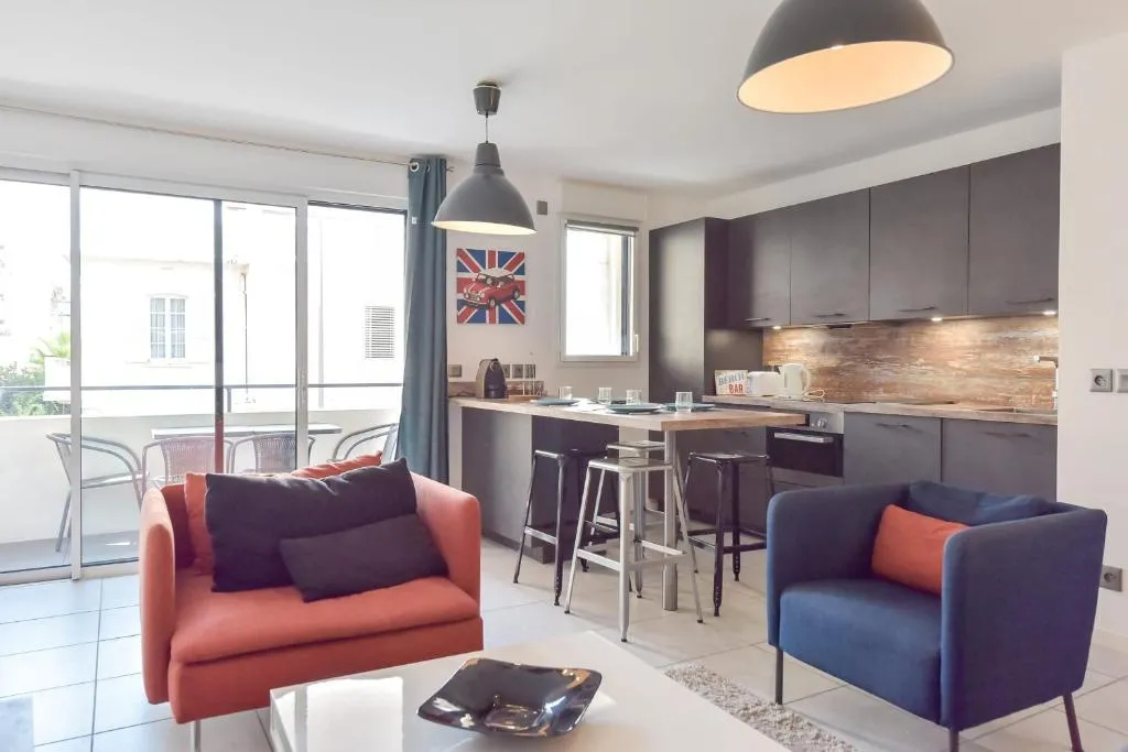 Image of Modern apartment with swimming pool