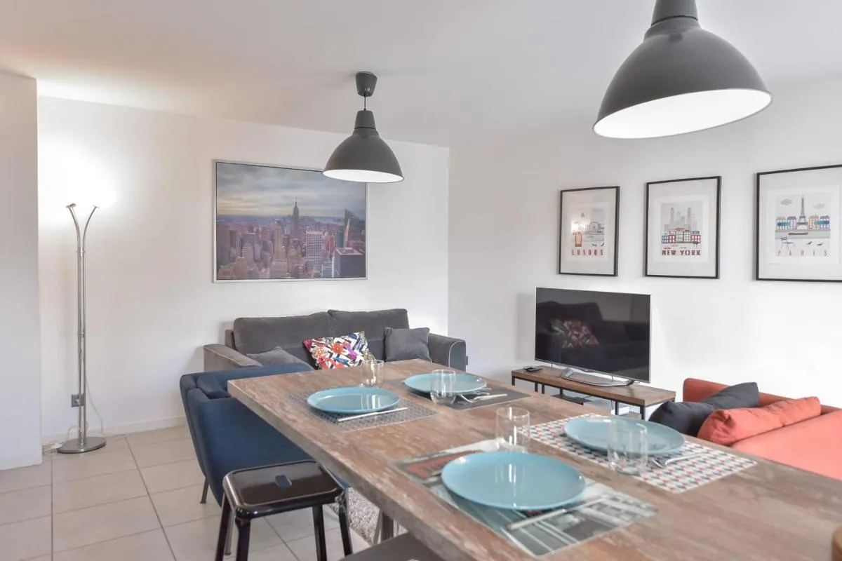 Image 5 of Modern apartment with swimming pool