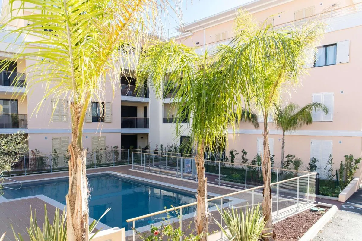 Image 4 of Modern apartment with swimming pool