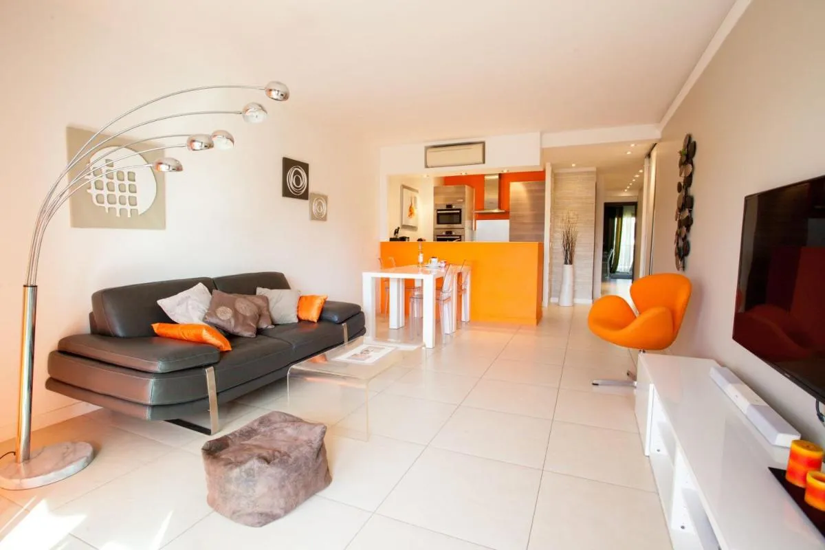 Image 2 of Modern two bedroom apartment with two bathrooms, just behind the CARLTON