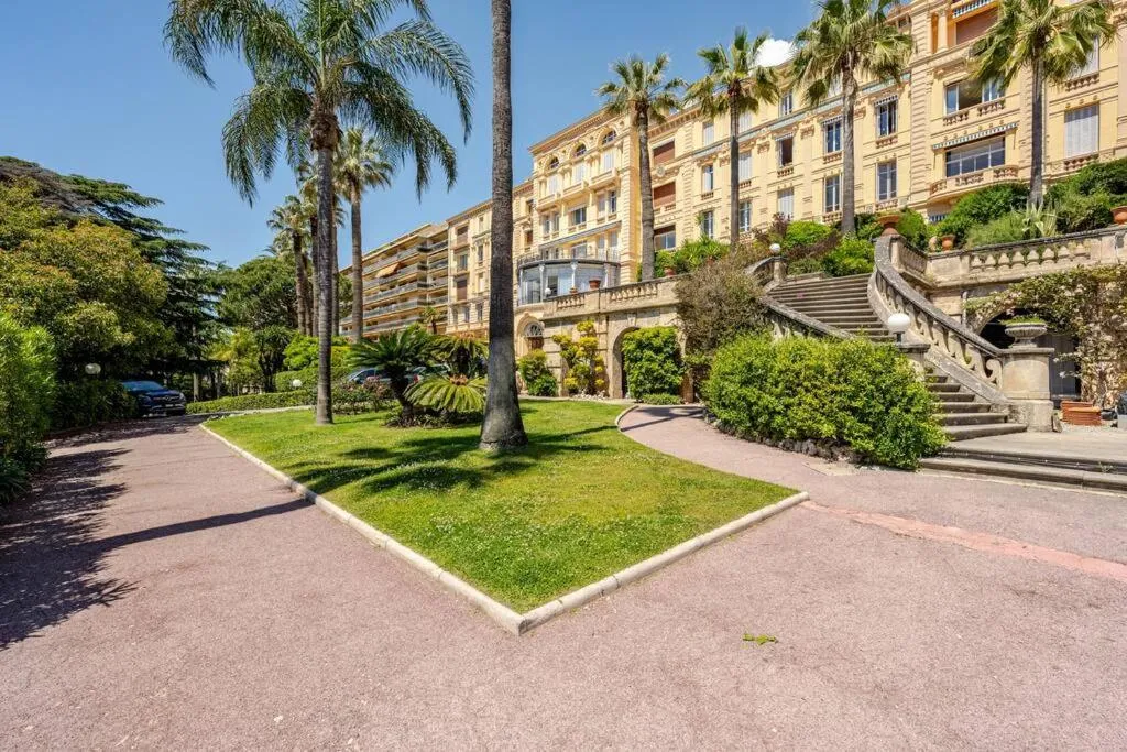 Image 5 of NEWLY RENOVATED! Harbour View on Balcony Terrace