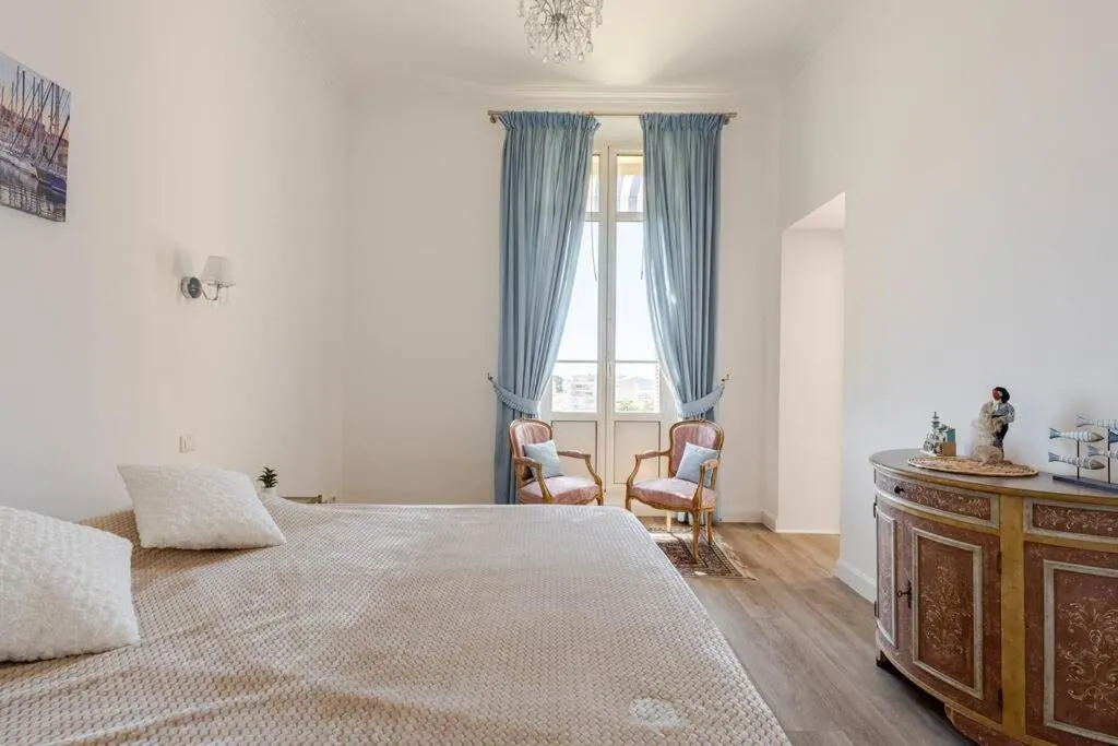 Image 6 of NEWLY RENOVATED! Harbour View on Balcony Terrace