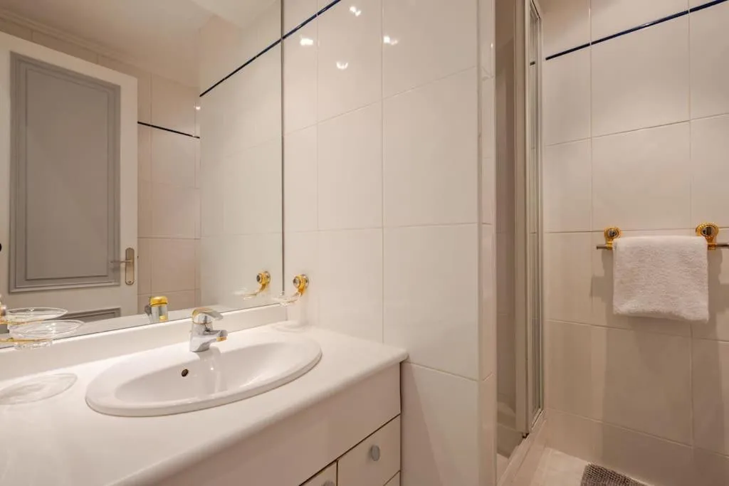 Image 2 of NEWLY RENOVATED! Harbour View on Balcony Terrace