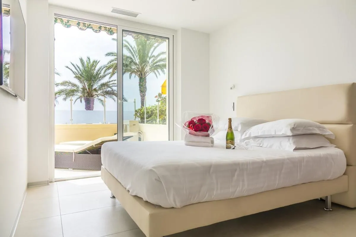 Image 1 of PLAGE Ground floor apartment on seafront with large terrace