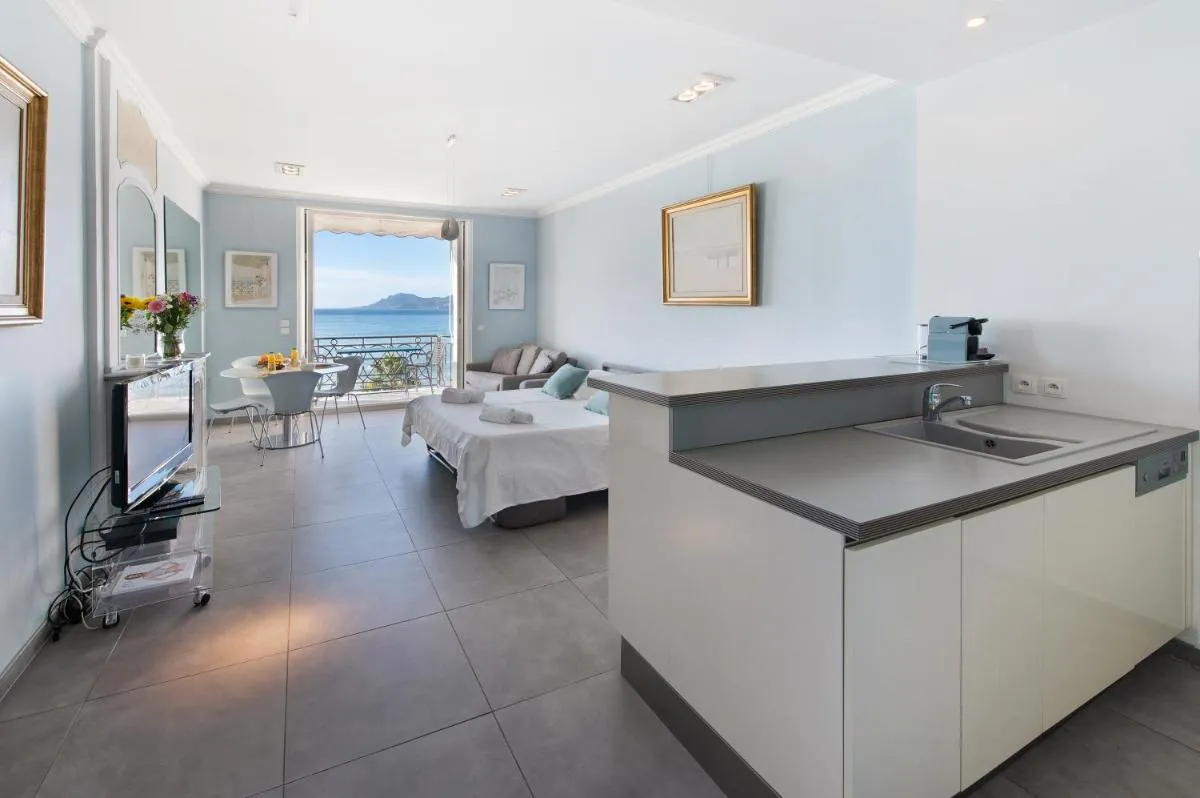 Image 4 of Palais Miramar – Suite Blue Room – Vue Mer -Croisette Emplacement Unique – 20M Plage – WIFI – Clim