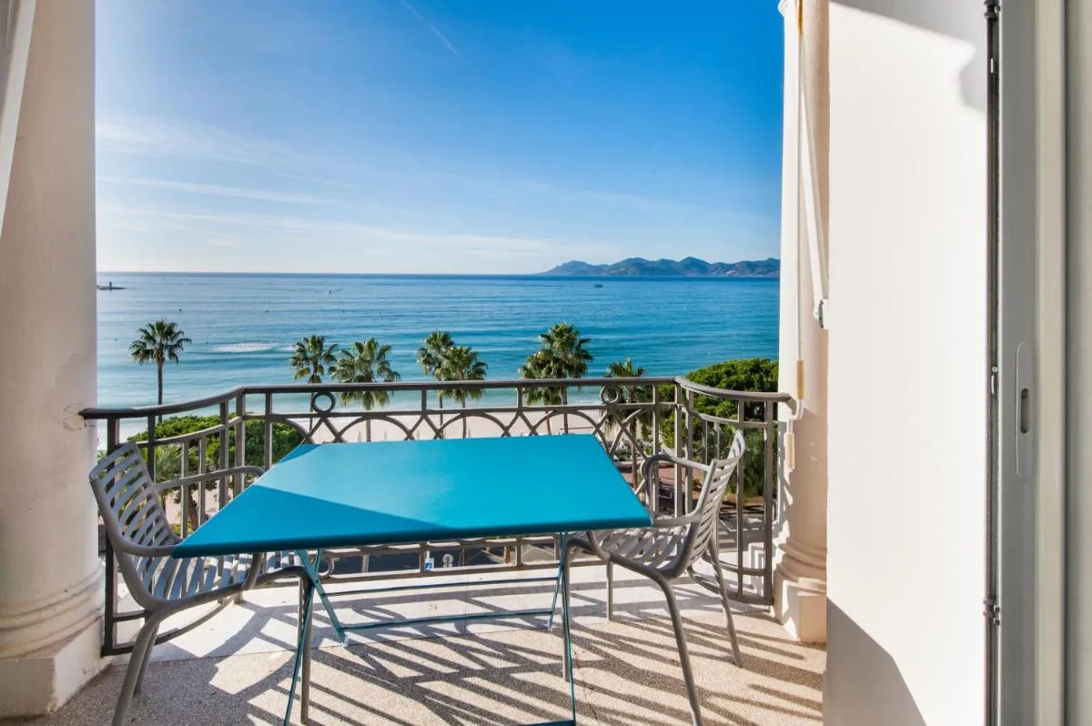 Image 5 of Palais Miramar – Suite Blue Room – Vue Mer -Croisette Emplacement Unique – 20M Plage – WIFI – Clim