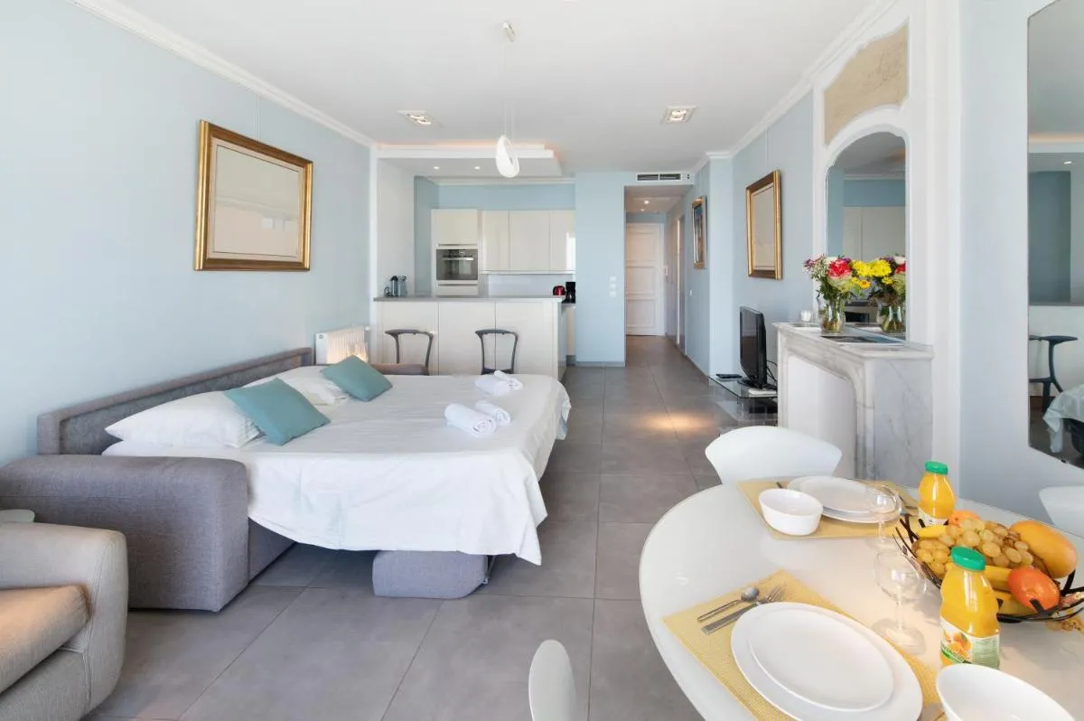 Image 1 of Palais Miramar – Suite Blue Room – Vue Mer -Croisette Emplacement Unique – 20M Plage – WIFI – Clim