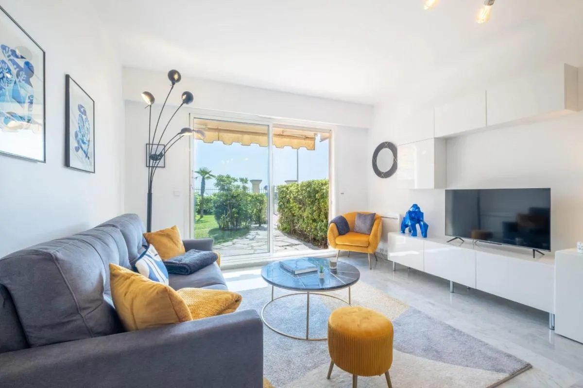 Image 1 of RARE! Exquisite 2-bd Apartment Facing the Sea