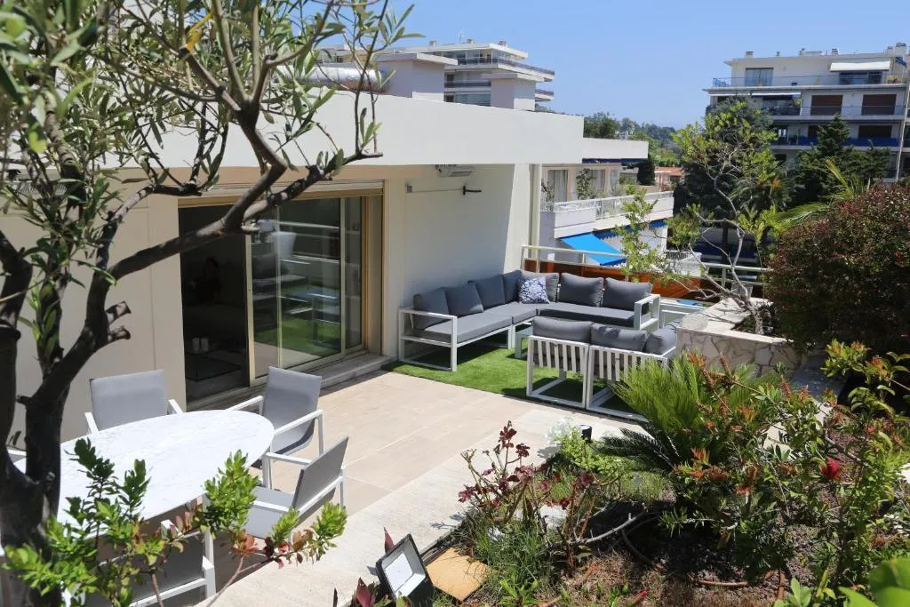 Image of ROOFTOP CROISETTE/ALEXANDRE III