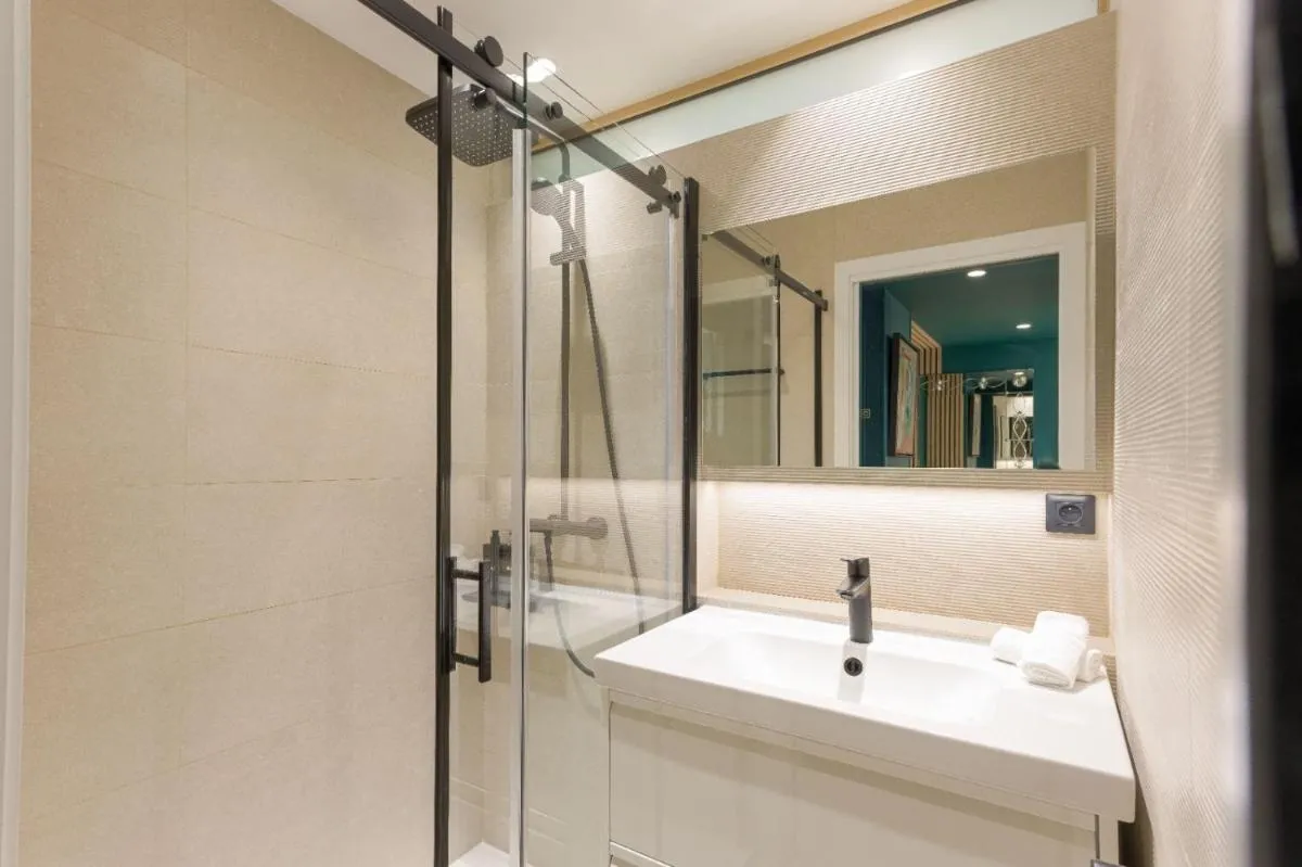 Image 2 of Reflets d’Azur – Vue mer, plage, neuf, moderne