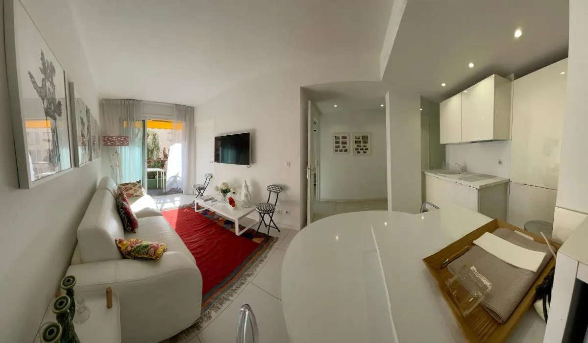 Image 4 of Renovated Cannes Centre Banane balcon