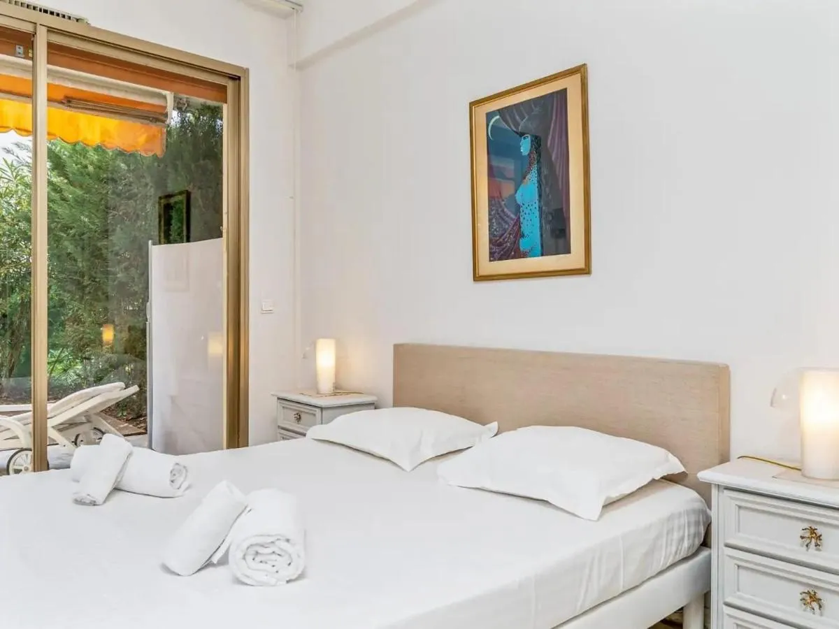 Image 2 of Résidence Fleurie One Bedroom Apartment