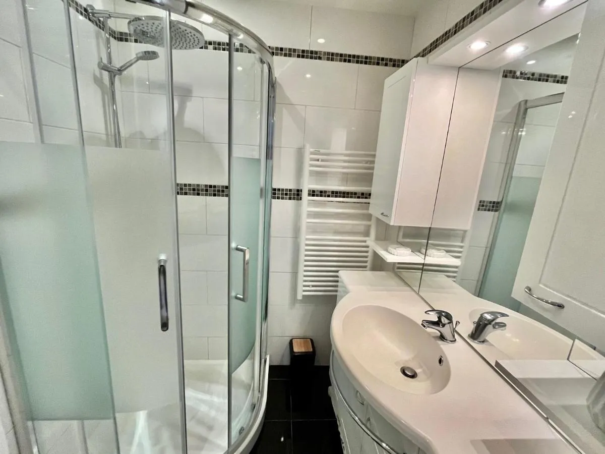 Image 5 of Rouaze 2, by Welcome to Cannes