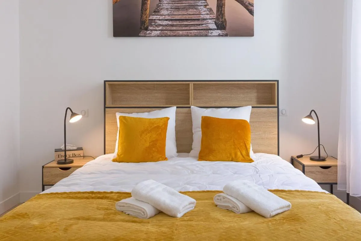 Image 1 of Rue De Bone by Halldis