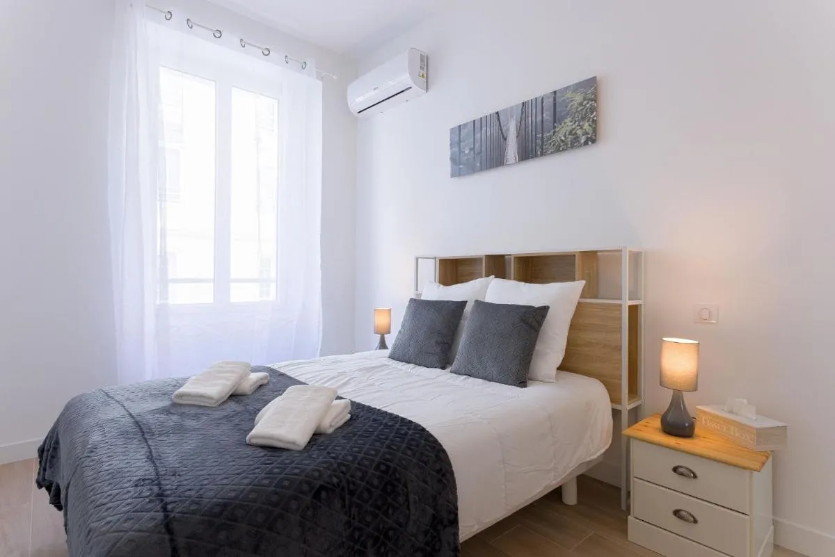 Image 5 of Rue De Bone by Halldis