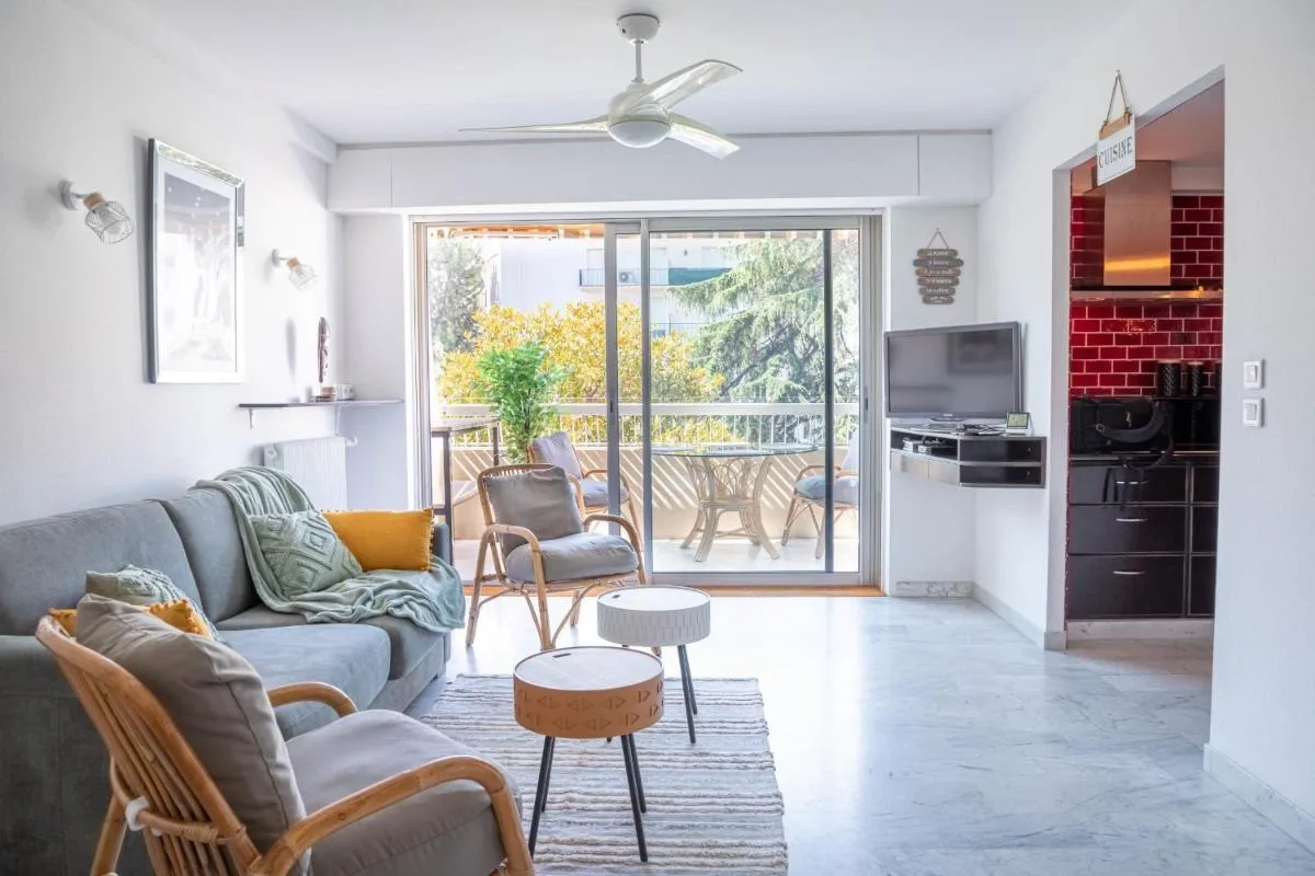 Image 2 of Rue d’Antibes Cannes Bright apartment with terrace