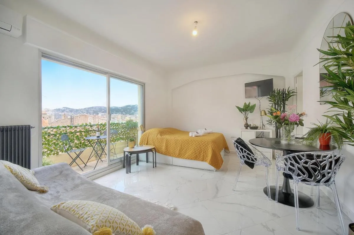 Image 1 of STUDIO LUMINEUX 200 m DES PLAGES A0B192