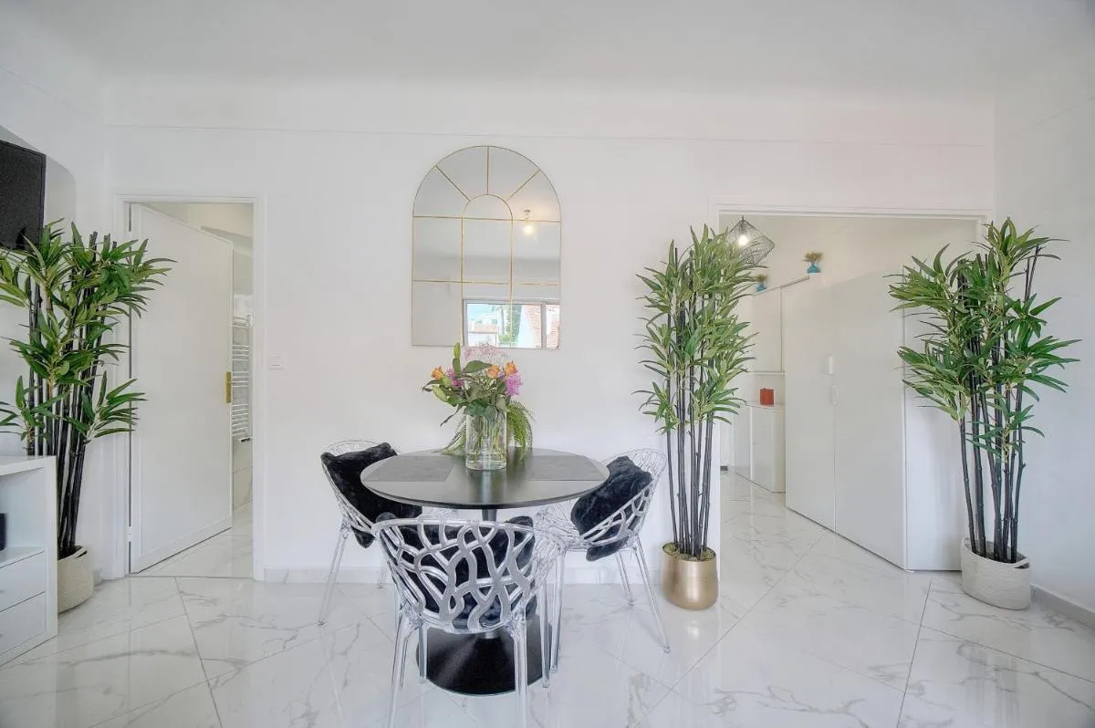 Image 4 of STUDIO LUMINEUX 200 m DES PLAGES A0B192