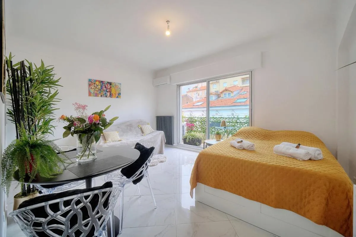 Image 6 of STUDIO LUMINEUX 200 m DES PLAGES A0B192