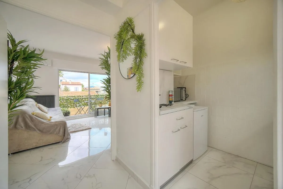 Image 3 of STUDIO LUMINEUX 200 m DES PLAGES A0B192