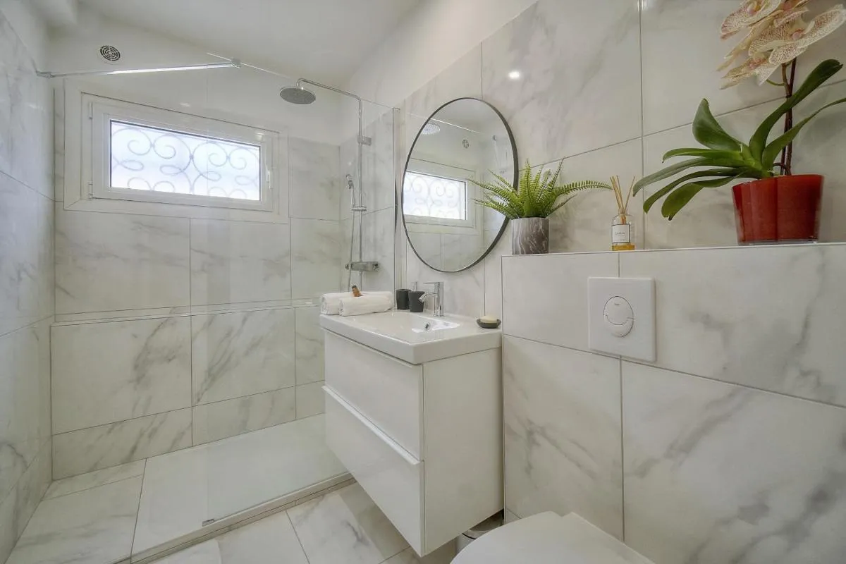 Image 2 of STUDIO LUMINEUX 200 m DES PLAGES A0B192