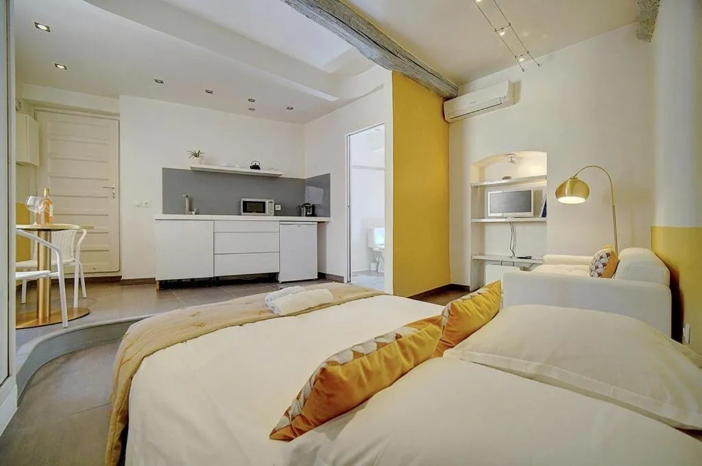 Image 3 of STUDIO MODERNE CENTRE HISTORIQUE DE CANNES VIEUX PORT-BAS SUQUET l- A0B65