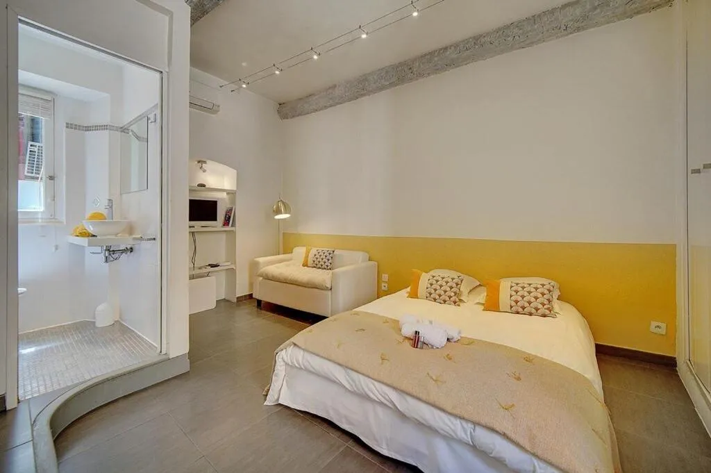 Image 1 of STUDIO MODERNE CENTRE HISTORIQUE DE CANNES VIEUX PORT-BAS SUQUET l- A0B65