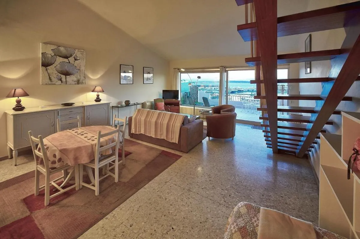 Image 3 of SUPERBE DUPLEX IDEALEMENT SITUE PROCHE PLAGES AVEC GRANDE TERRASSE VUE PORT !l A1B59