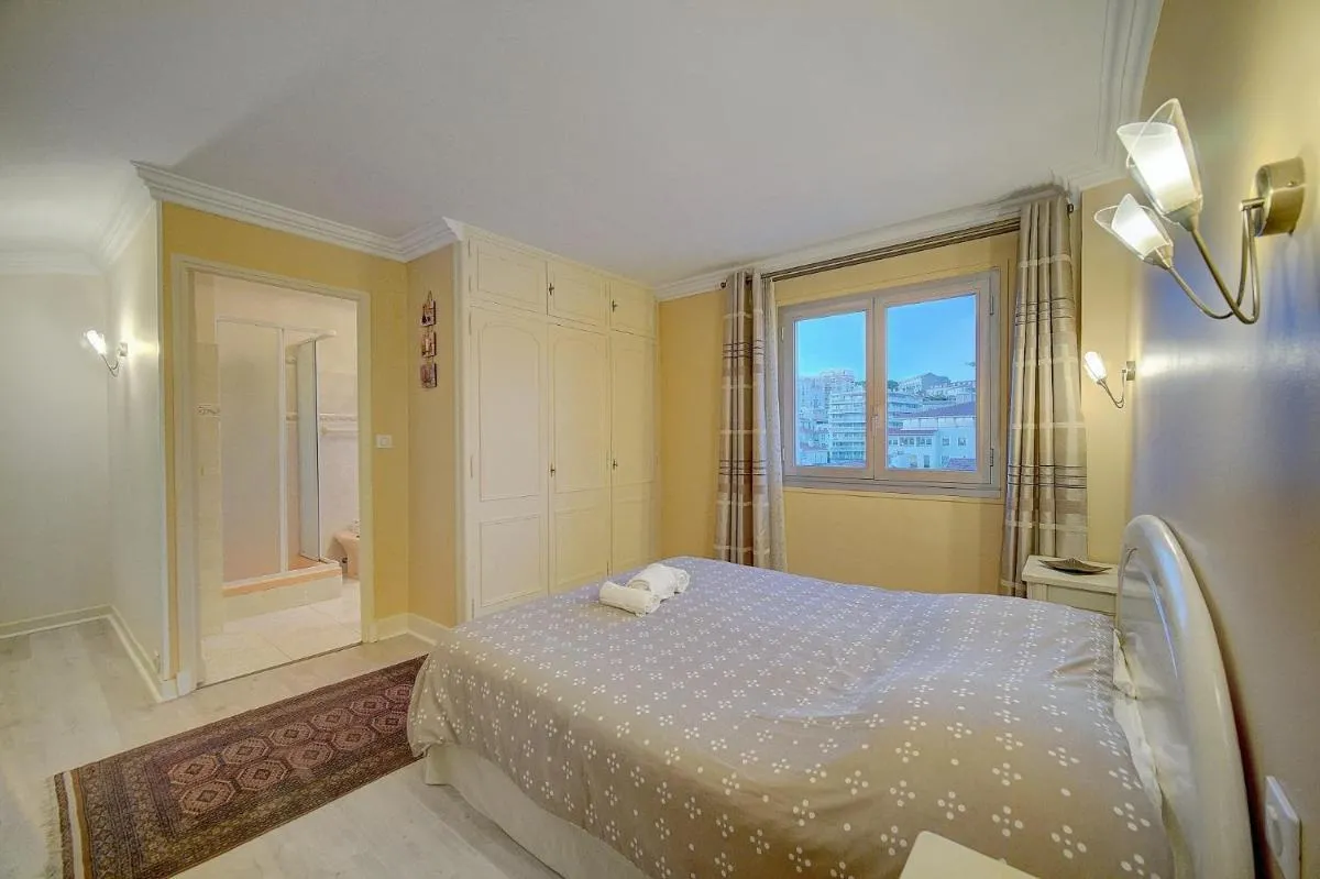 Image 6 of SUPERBE DUPLEX IDEALEMENT SITUE PROCHE PLAGES AVEC GRANDE TERRASSE VUE PORT !l A1B59