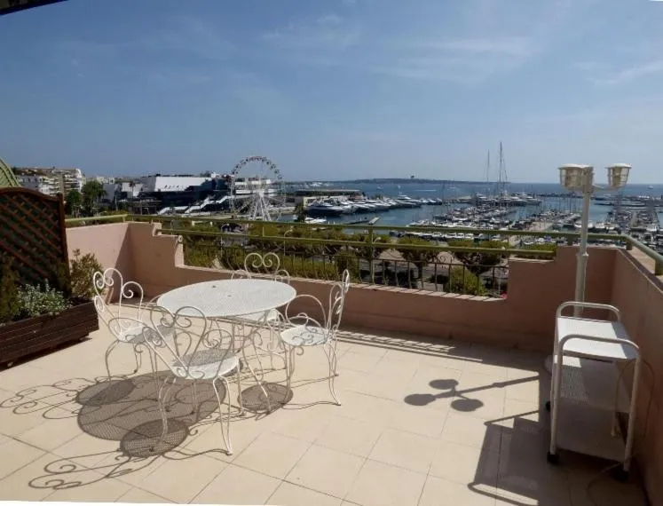 Image 5 of SUPERBE DUPLEX IDEALEMENT SITUE PROCHE PLAGES AVEC GRANDE TERRASSE VUE PORT !l A1B59