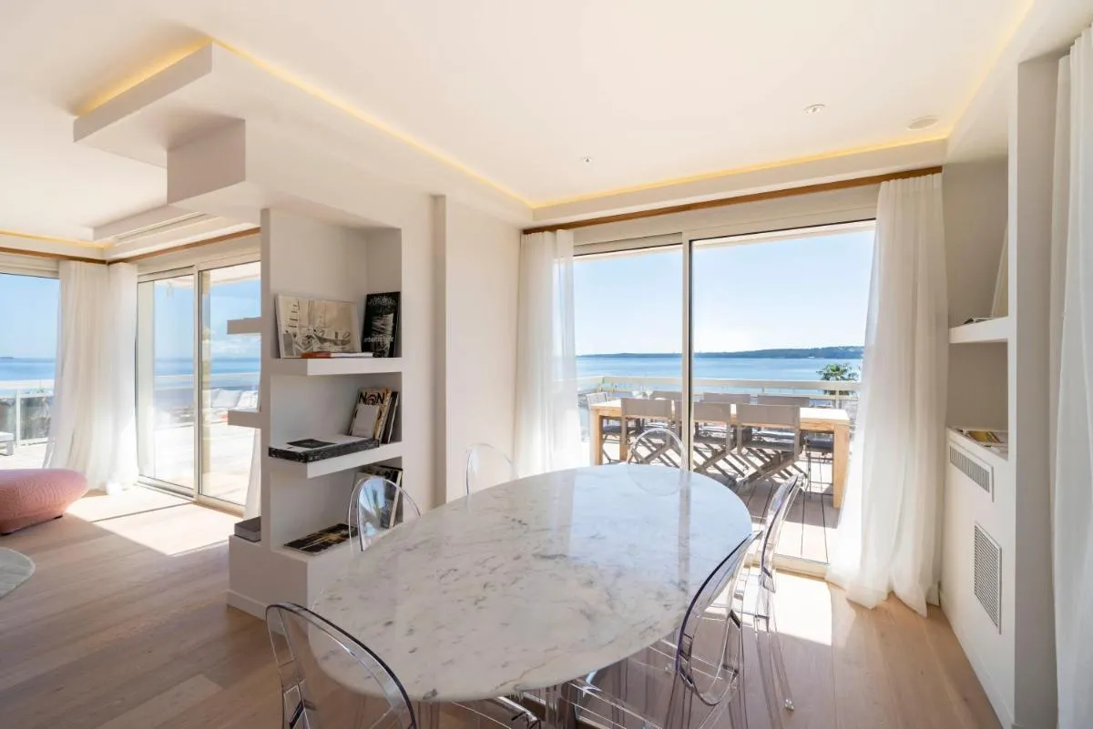 Image 3 of Somptuous sea-view 3 bedrooms penthouse Cannes Mouré Rouge