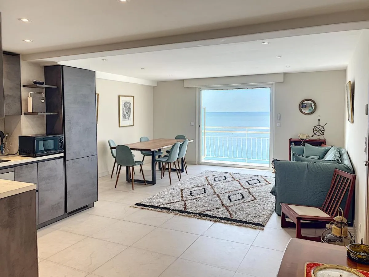 Image 2 of Superbe 3 pièces front de mer 303L MEGR