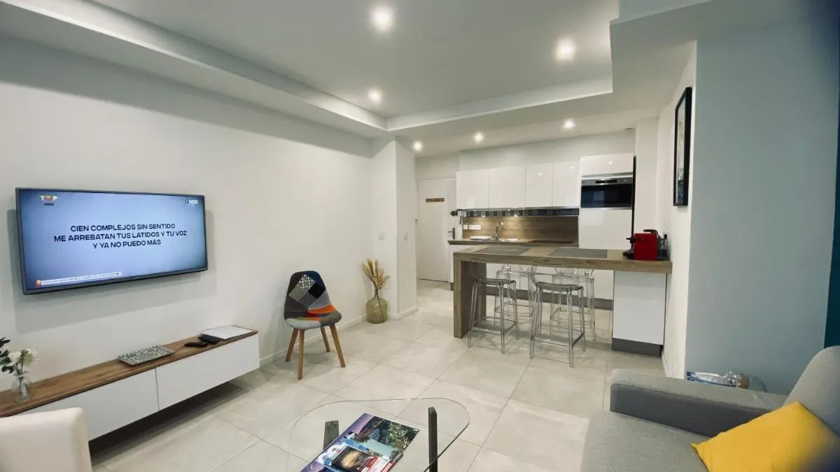 Image 2 of Superbe Appartement Hypercentre climatisé