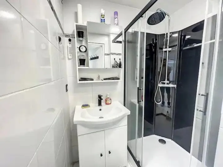 Image 2 of Superbe Appartement avec terrasse 2 chambres, 4 à 5 couchages piscine, à deux pas des plages et de la Croisette