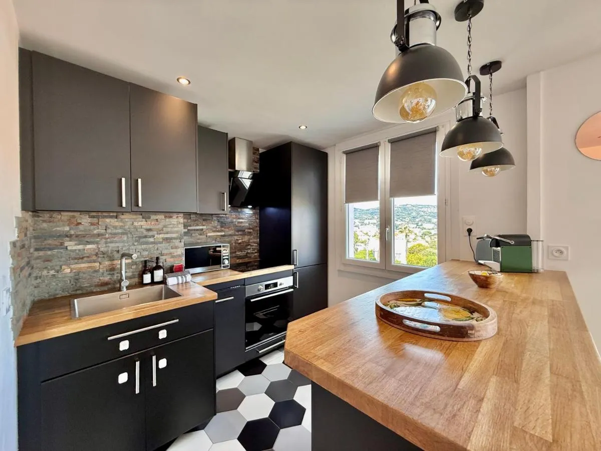 Image 3 of T3 Sea view walking distance of Palais, AC , Parking, Terrace