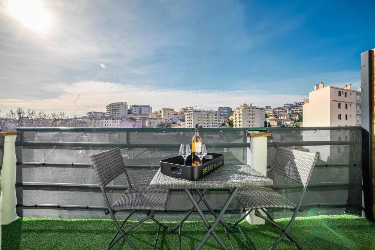 Image 4 of The Loft – Superb 2 bedrooms on top floor with terrace – 10min to Palais & Beach!