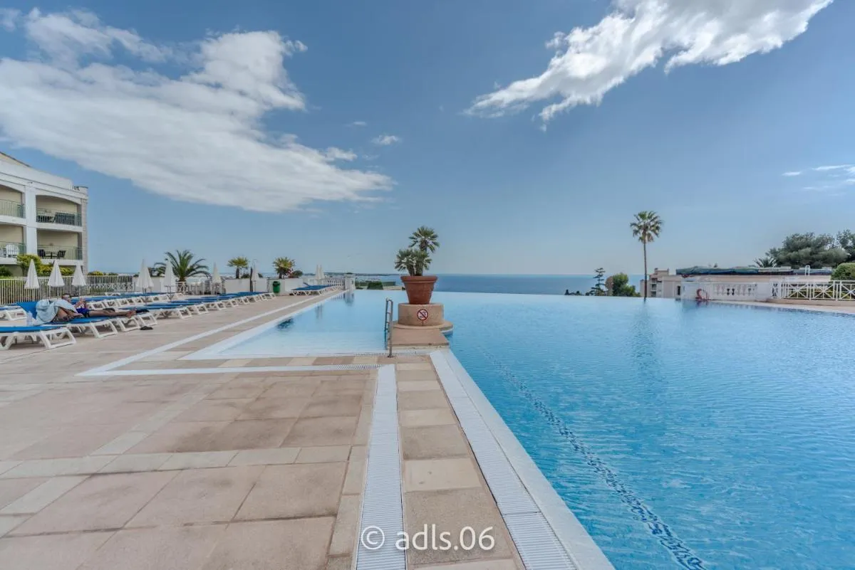 Image 3 of Un Studio de Charme Vue Mer & Piscine d’Exception