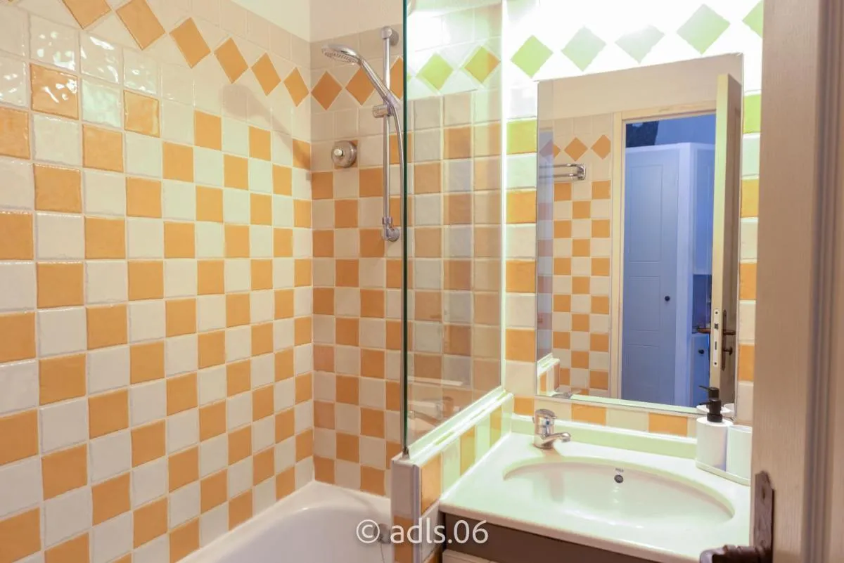 Image 2 of Un Studio de Charme Vue Mer & Piscine d’Exception