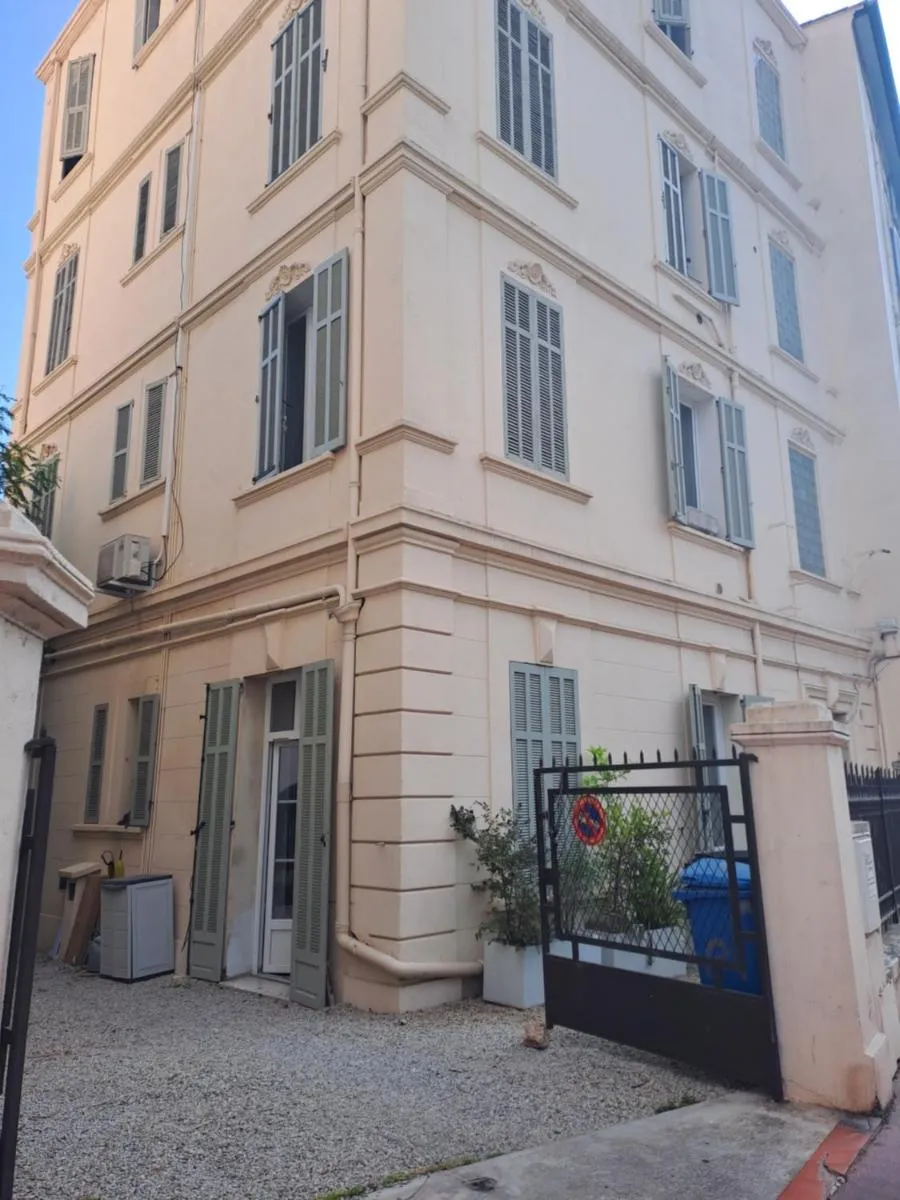 Image 2 of Un rez de jardin en plein centre