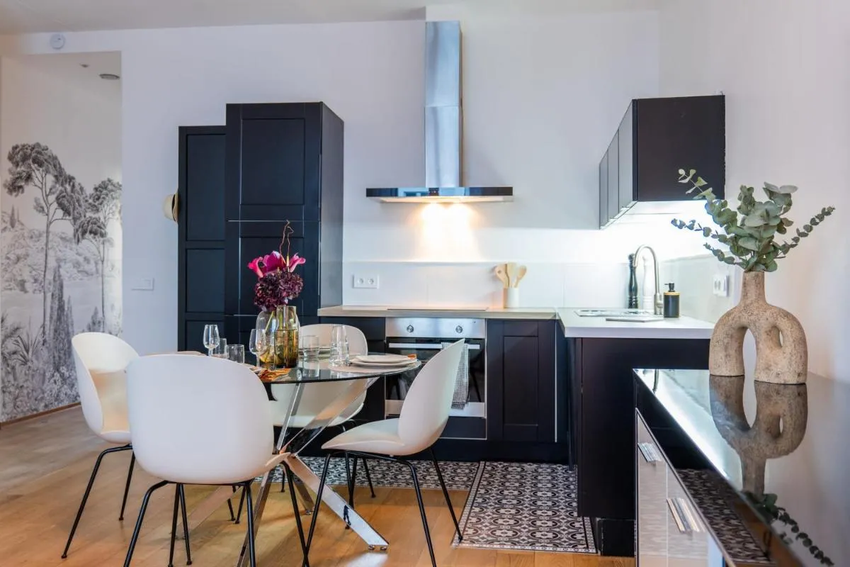 Image 2 of Upscale 3-room apartment 200m from the Palais