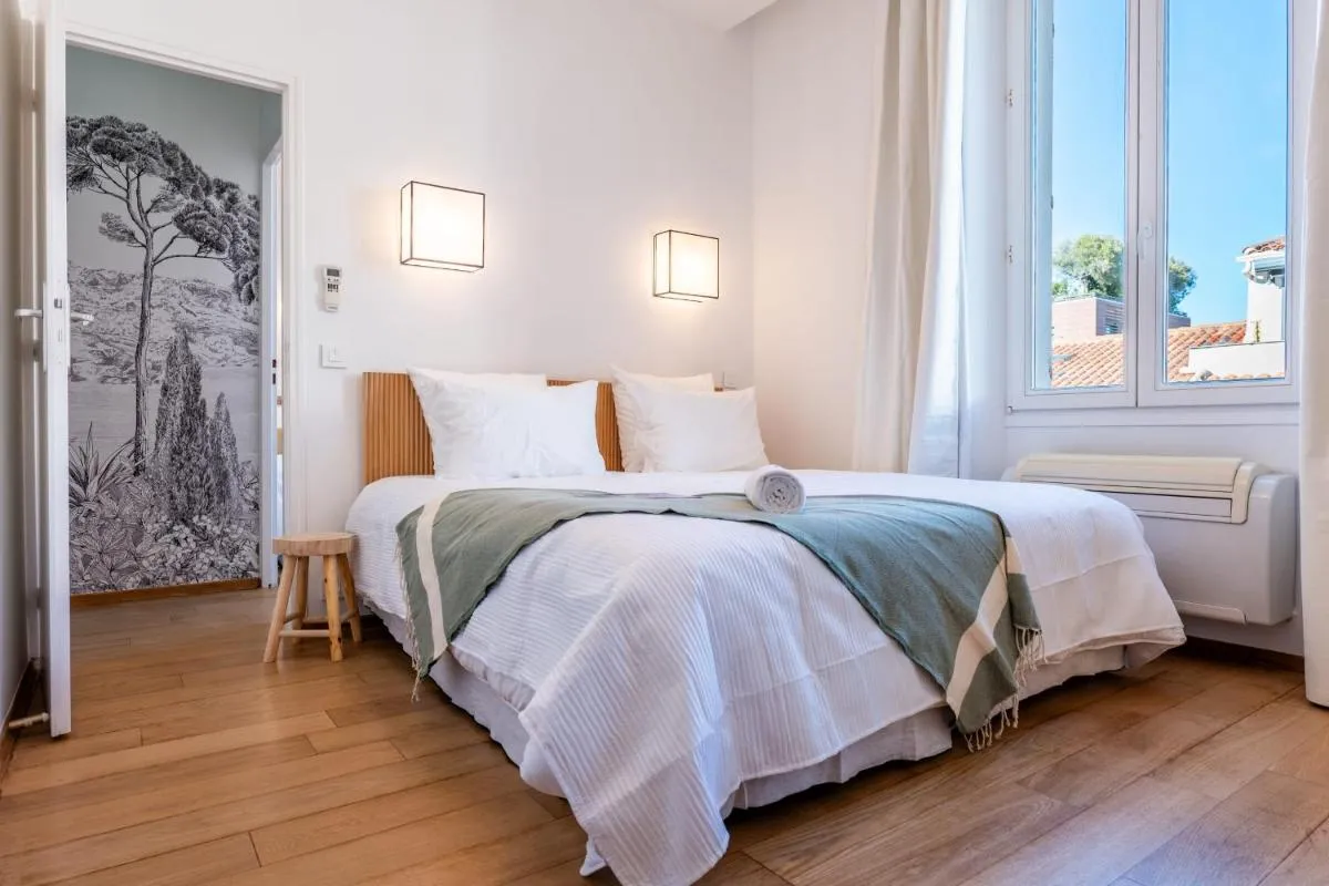 Image 3 of Upscale 3-room apartment 200m from the Palais