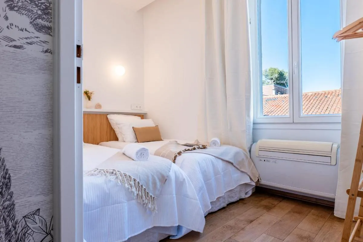 Image 4 of Upscale 3-room apartment 200m from the Palais