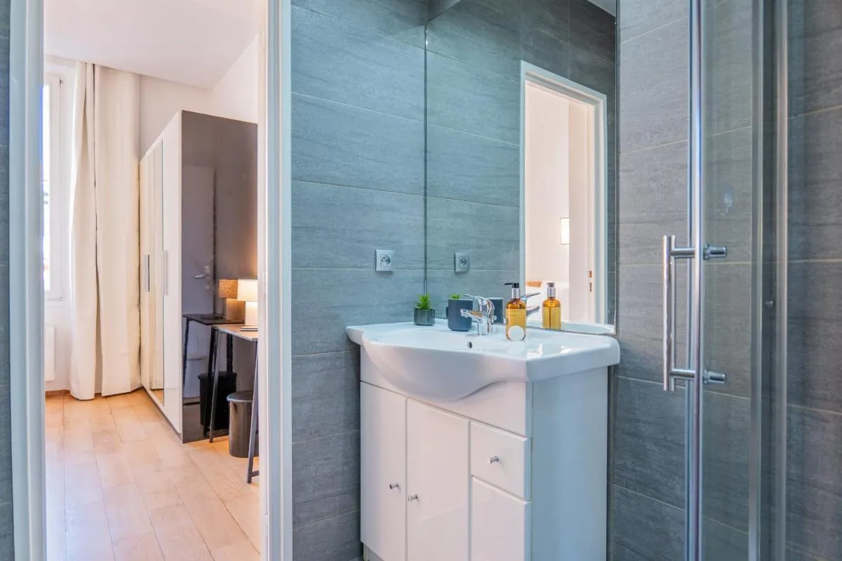 Image 5 of Upscale 3-room apartment 200m from the Palais