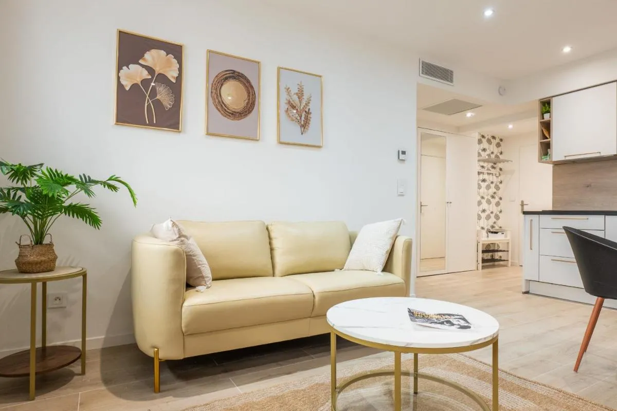 Image 1 of Upscale 3-room apartment 300m from the beaches