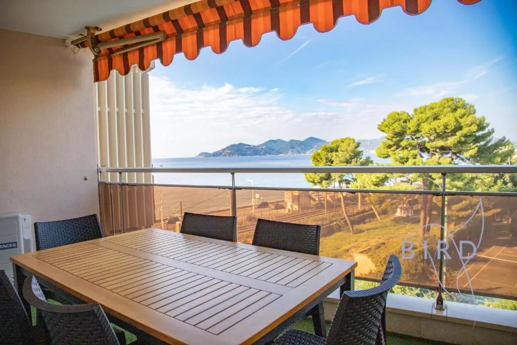 Image of Vue Mer et Esterel Cannes just next to the beach