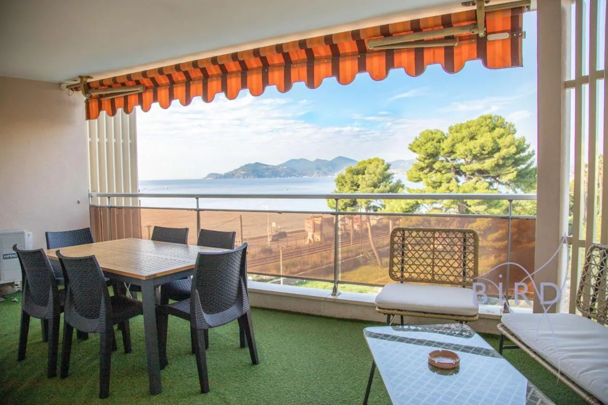 Image 2 of Vue Mer et Esterel Cannes just next to the beach