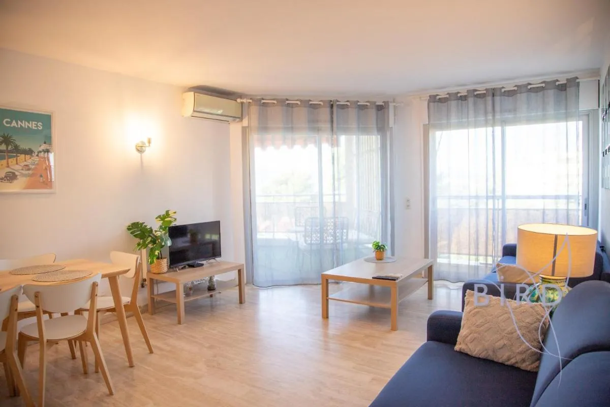 Image 3 of Vue Mer et Esterel Cannes just next to the beach