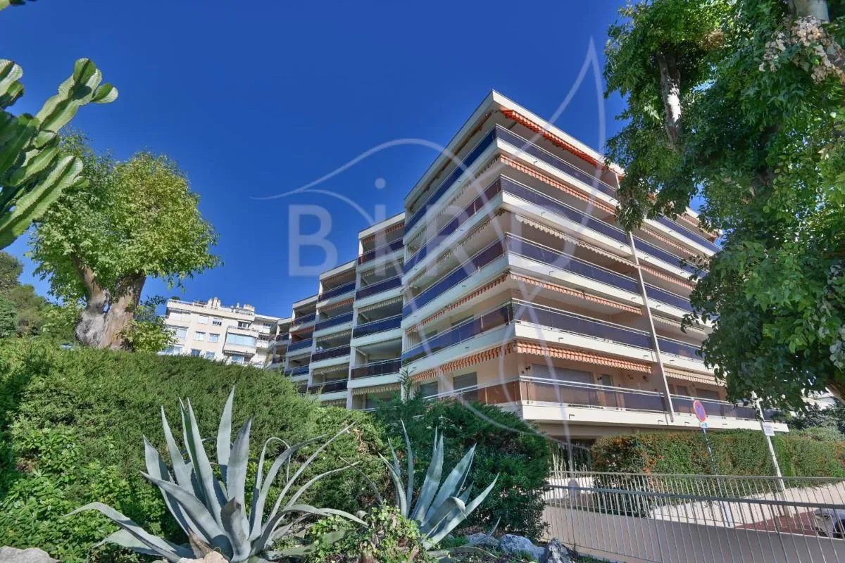 Image 1 of Vue Mer et Esterel Cannes just next to the beach