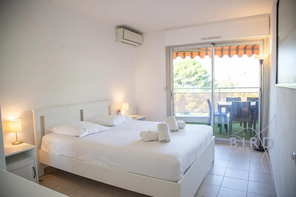 Image 6 of Vue Mer et Esterel Cannes just next to the beach